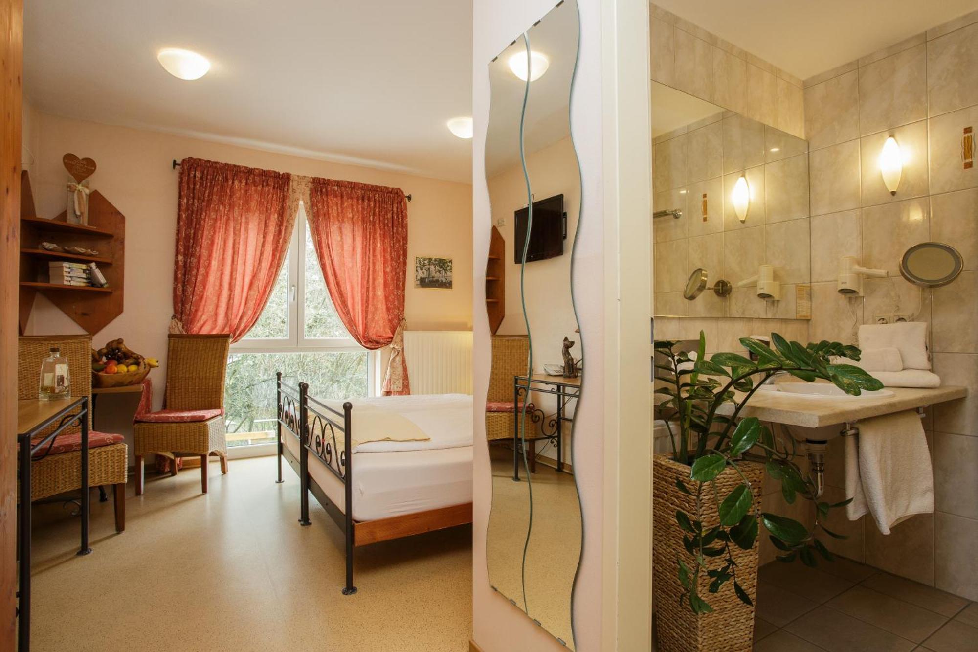 Mediterran Hotel Juwel Karlstein am Main Екстериор снимка